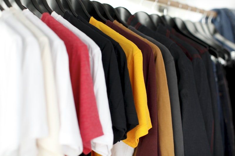 Varian Baju di Hanger Butik